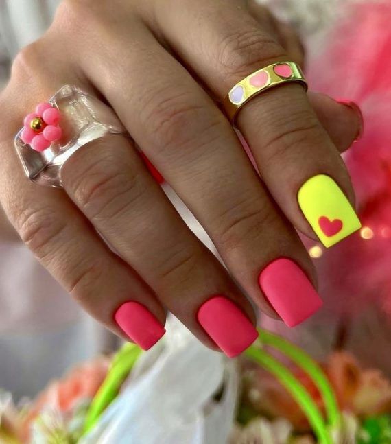 Νύχια Αυγούστου 2025: Ιδέες για Summer Manicure στις διακοπές με σχέδια για κάθε ηλικία