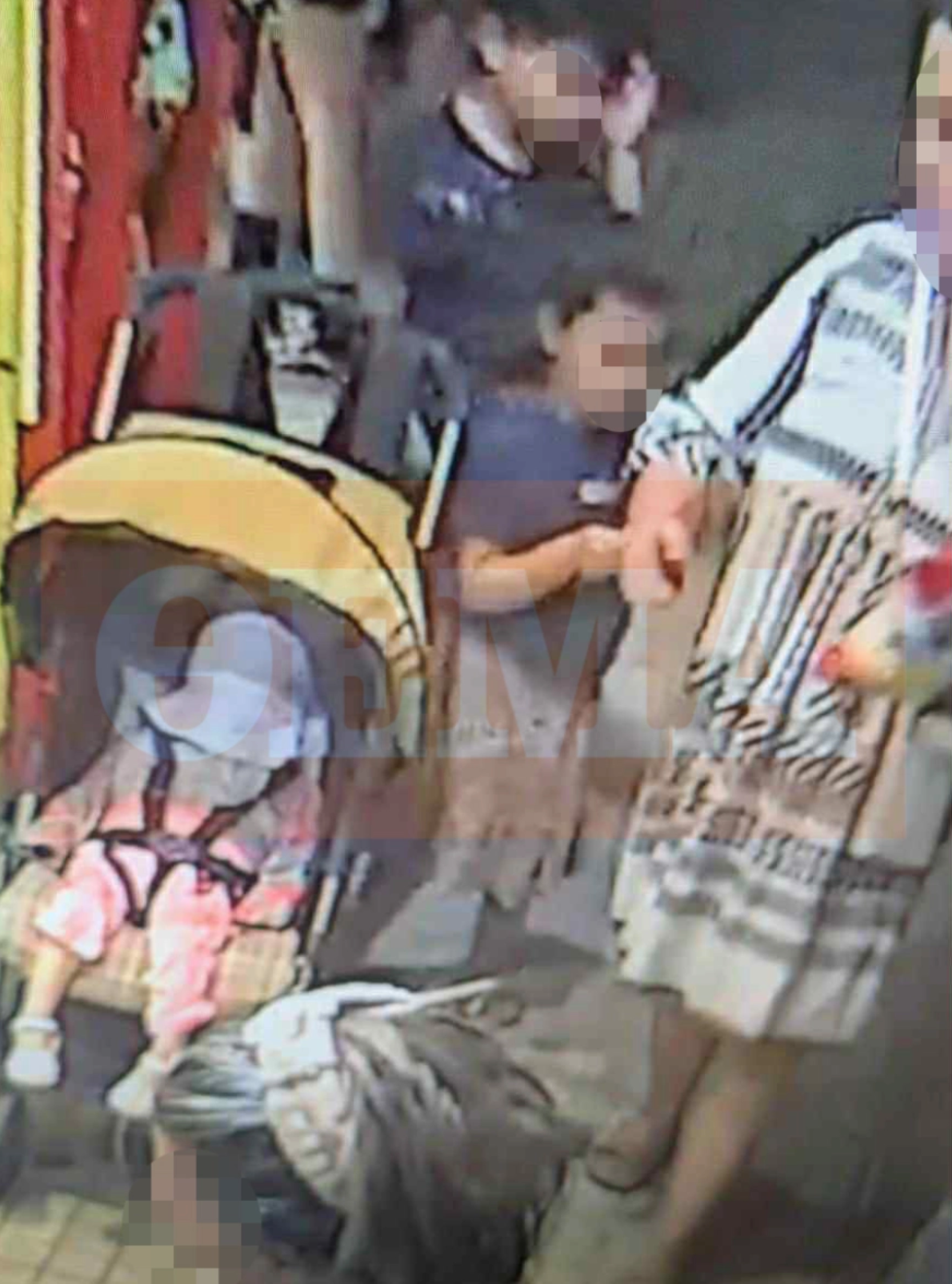 το-κοριτσάκι-ξαπλωμένο-σε-καροτσάκι-συνοδευόμενο-από-μία-γυναίκα-και-δύο-παιδιά