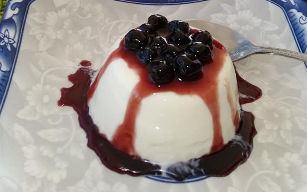 Πανακότα με γλυκό βύσσινο