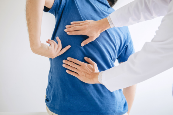 Πονάω πίσω στη πλάτη: Τι δείχνει και πότε χρειάζεται γιατρός