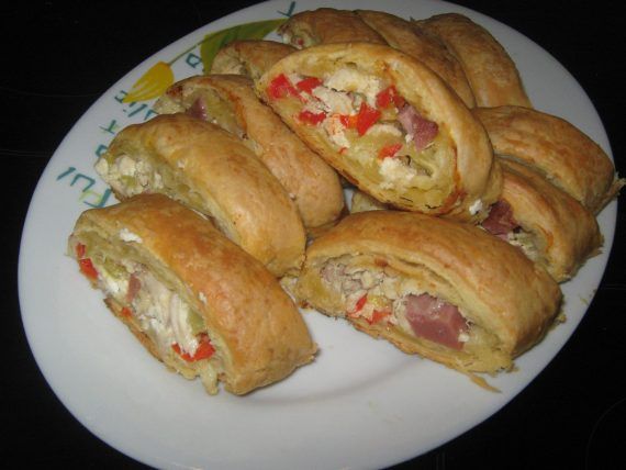 Ρολό σφολιάτας με κοτόπουλο και αλλαντικά