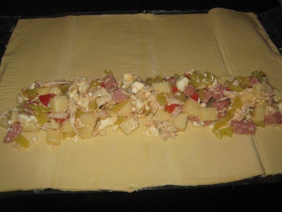 Ρολό σφολιάτας με κοτόπουλο και αλλαντικά