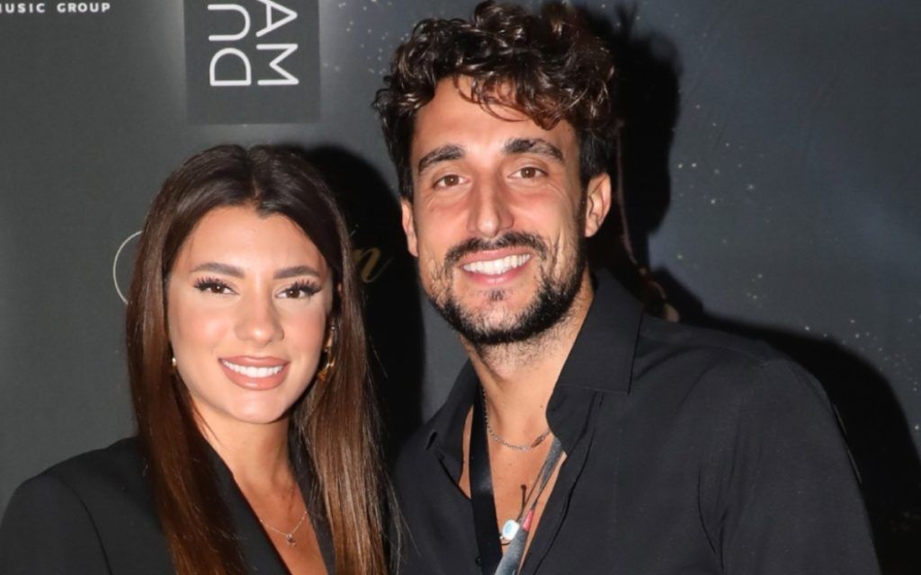 Ο Σάκης Κατσούλης έκανε πρόταση γάμου στην Μαριαλένα Ρουμελιώτη και το εντυπωσιακό σκηνικό το ζηλέψαμε όλοι