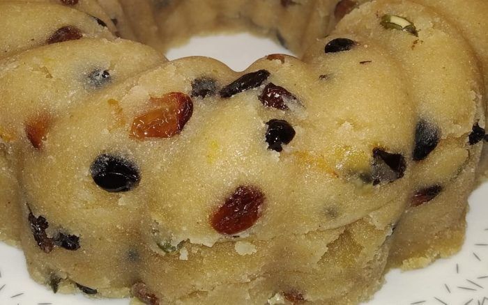 σιμιγδαλένιος-χαλβάς-στη-φόρμα-του-κέικ-με-σταφίδες-