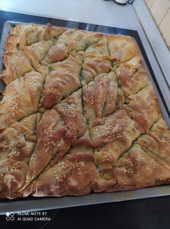 Σπέσιαλ σπανακοπρασόπιτα με φύλλο τύπου σφολιάτα