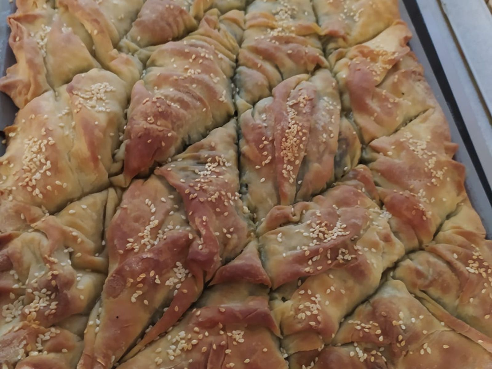 Σπέσιαλ σπανακοπρασόπιτα με φύλλο τύπου σφολιάτα