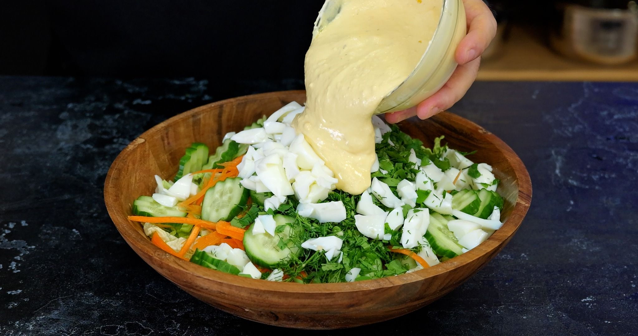 Η συνταγή για τη viral σαλάτα με την κρεμώδη σώς από τον Παναγιώτη Παπαδάκη