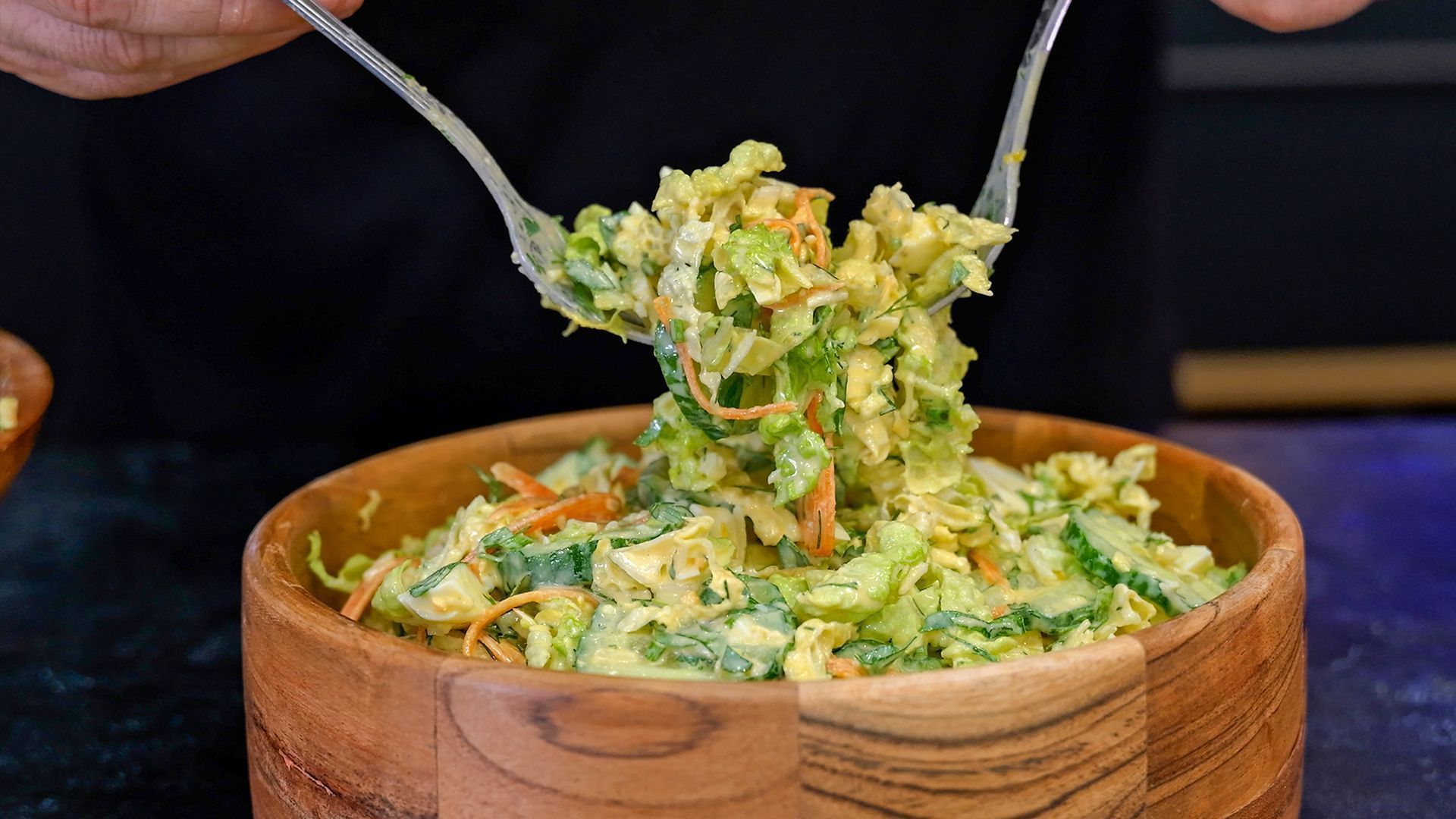 Η συνταγή για τη viral σαλάτα με την κρεμώδη σώς από τον Παναγιώτη Παπαδάκη