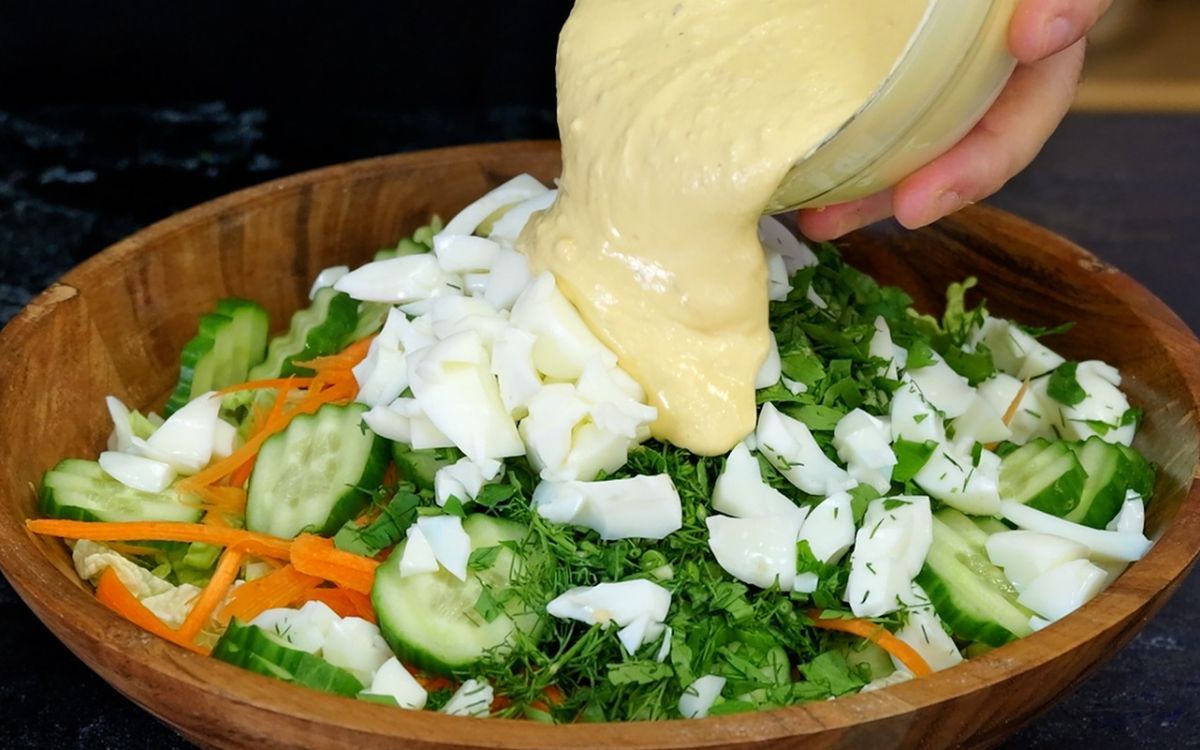 Η συνταγή για τη viral σαλάτα με την κρεμώδη σώς  του Παναγιώτη Παπαδάκη