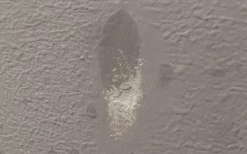 λαδιές-στον-τοίχο-