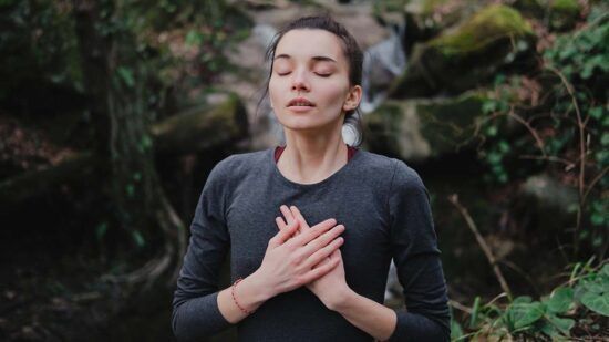 γυναικά-χαλαρώνει-στο-δάσος- γυναικά-χαλαρώνει-στο-δάσος-