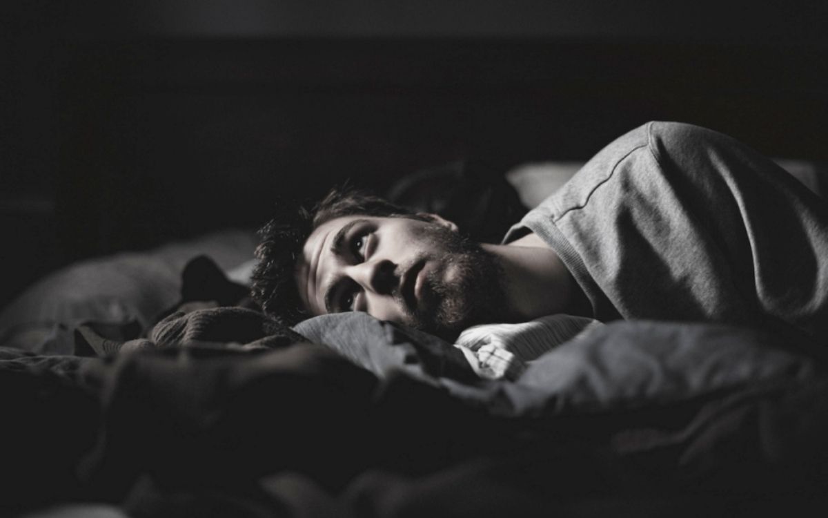 θλιμμένος-άντρας-στο-κρεβάτι-