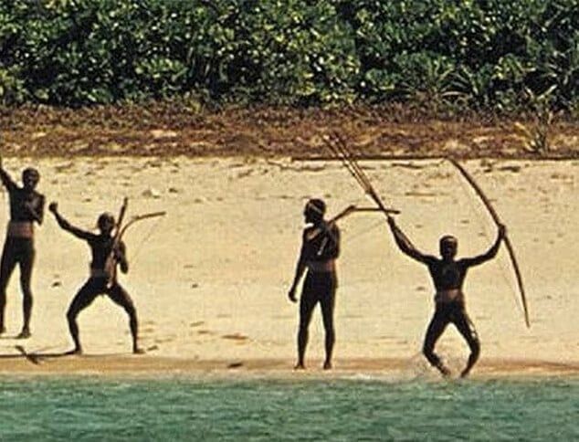 οι-Sentinelese-στη-παραλία-με-τόξα-