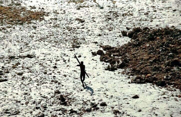 Sentinelese-στη-παραλία-με-τόξo-