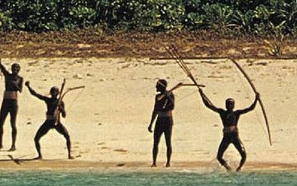 οι-Sentinelese-στη-παραλία-με-τόξα-