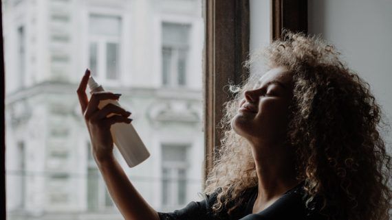 γυναίκα-ψεκάζει-body mist-