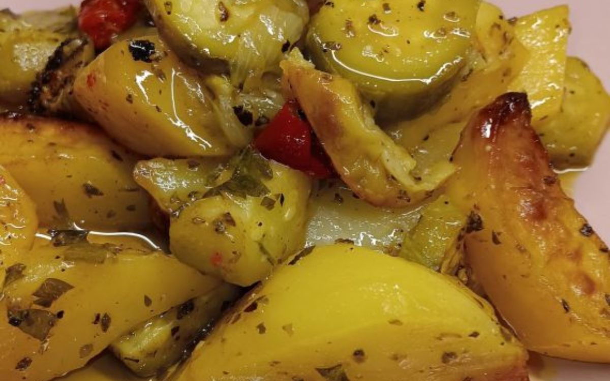 Το μεσημεριανό του Καλοκαιριού: Τουρλού με κουρκουμά στο ταψί