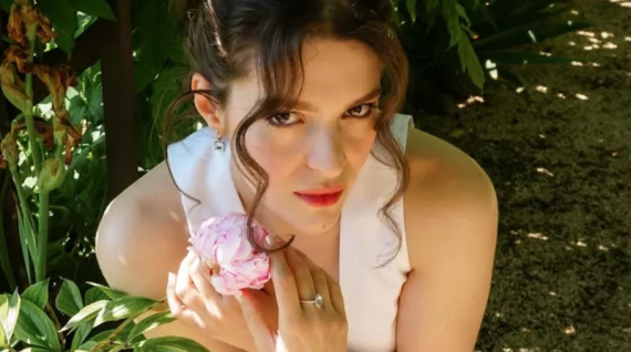 Καλλιόπη-Χάσκα-με-λουλούδι-στα-χέρια- Καλλιόπη-Χάσκα-με-λουλούδι-στα-χέρια-