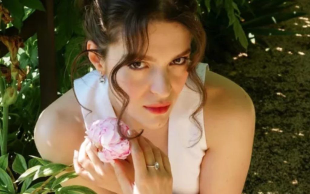 Το παστέλ crop top της Καλλιόπης Χάσκα είναι αυτό που έψαχνες για τις διακοπές