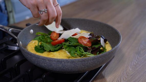 Τορτίγια με αυγά και πράσινη σαλάτα για βραδινό από τον Δημήτρη Μιχαηλίδη