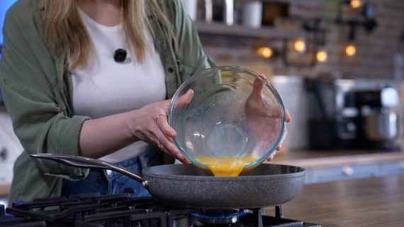 Τορτίγια με αυγά και πράσινη σαλάτα για βραδινό από τον Δημήτρη Μιχαηλίδη