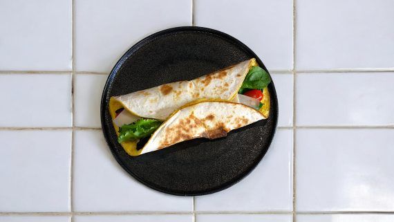 Τορτίγια με αυγά και πράσινη σαλάτα για βραδινό από τον Δημήτρη Μιχαηλίδη