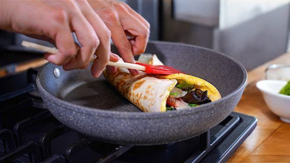 Τορτίγια με αυγά και πράσινη σαλάτα για βραδινό από τον Δημήτρη Μιχαηλίδη