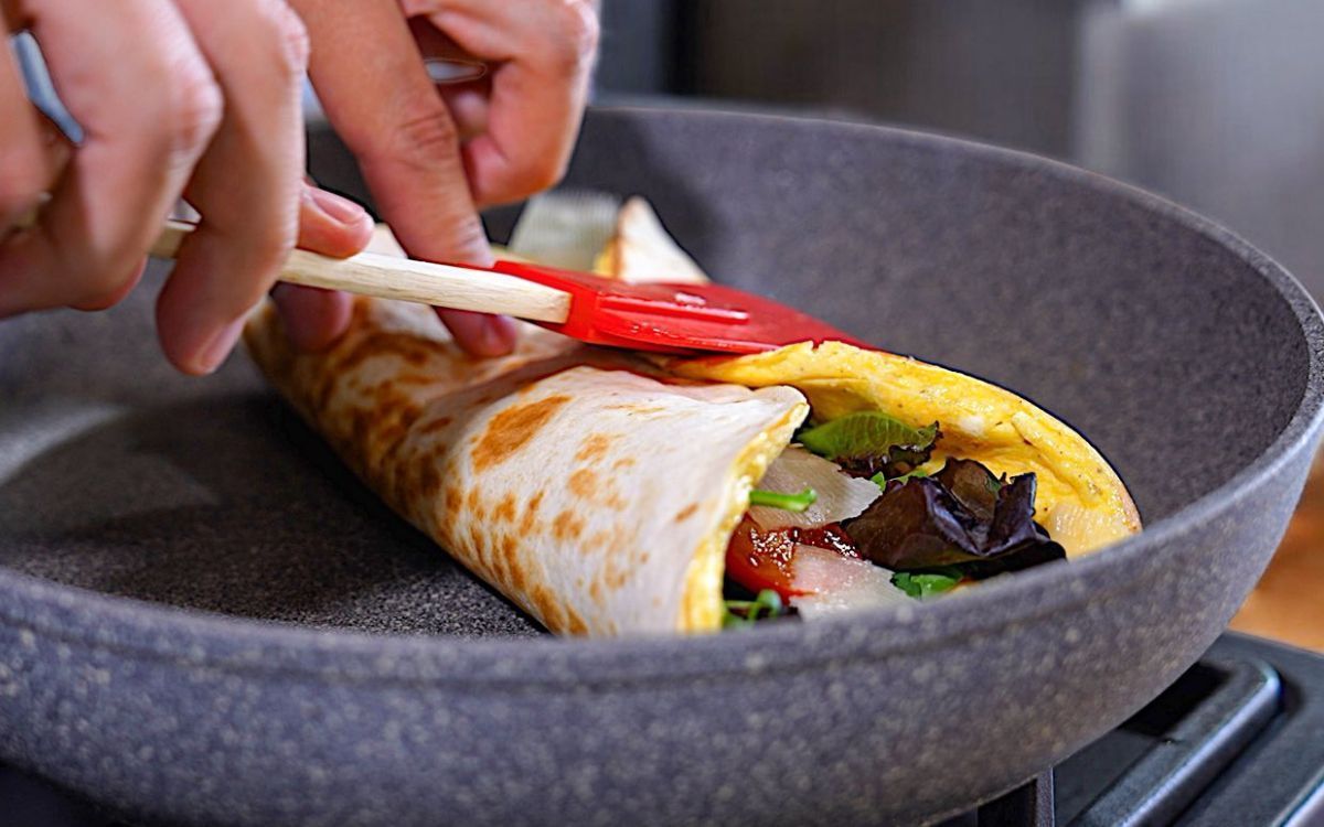 Τορτίγια με αυγά και πράσινη σαλάτα για βραδινό από τον Δημήτρη Μιχαηλίδη