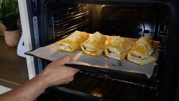 Τραγανά σάντουιτς από τορτίγιες με κοτόπουλο στο φούρνο