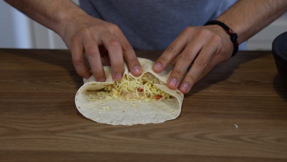 Τραγανά σάντουιτς από τορτίγιες με κοτόπουλο στο φούρνο