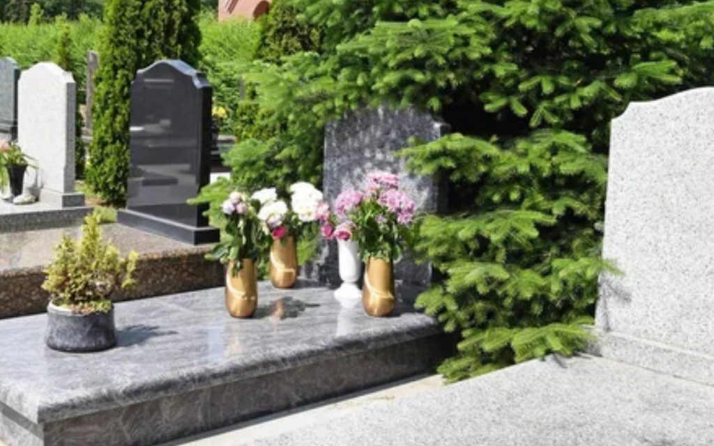 Τραγωδία σε νεκροταφείο - Ταφόπλακα έπεσε και σκότωσε 4χρονο παιδί