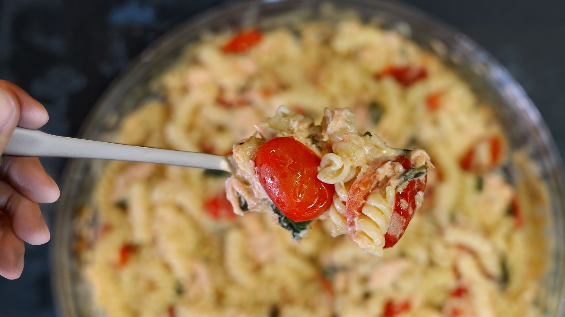 Βίδες με σολομό και ντοματίνια - Η μακαρονάδα του Καλοκαιριού