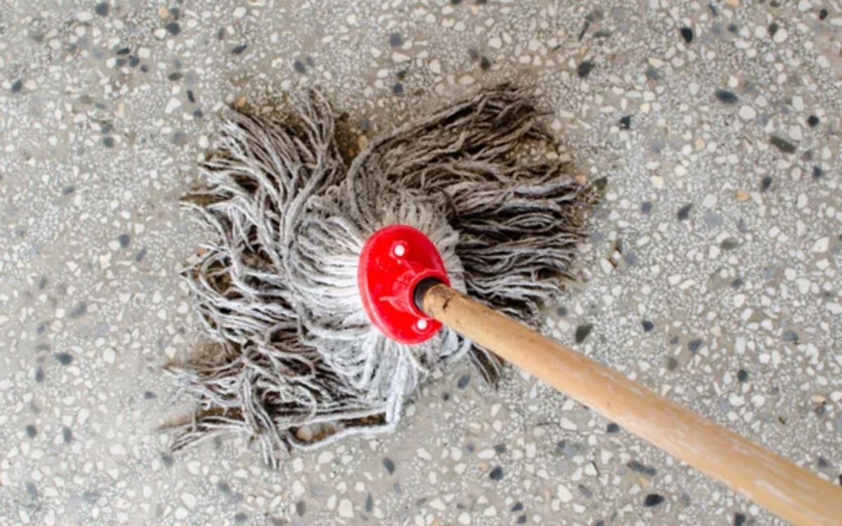 σφουγγαρίστρα-στο-πάτωμα-και-κοντάρι