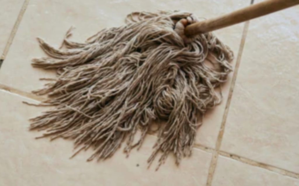 Βρώμικη σφουγγαρίστρα: Μπορείς να την κάνεις και πάλι σα καινούργια με ένα μόνο συστατικό