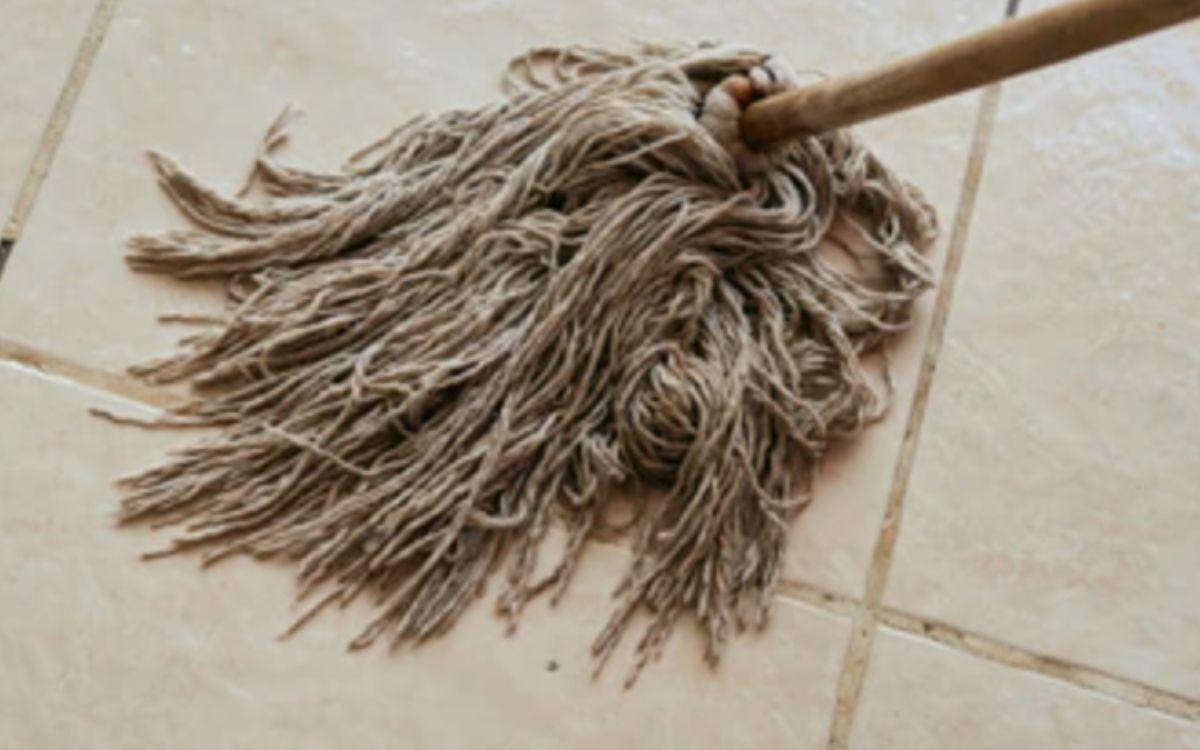 Βρώμικη σφουγγαρίστρα: Μπορείς να την κάνεις και πάλι σα καινούργια με ένα μόνο συστατικό