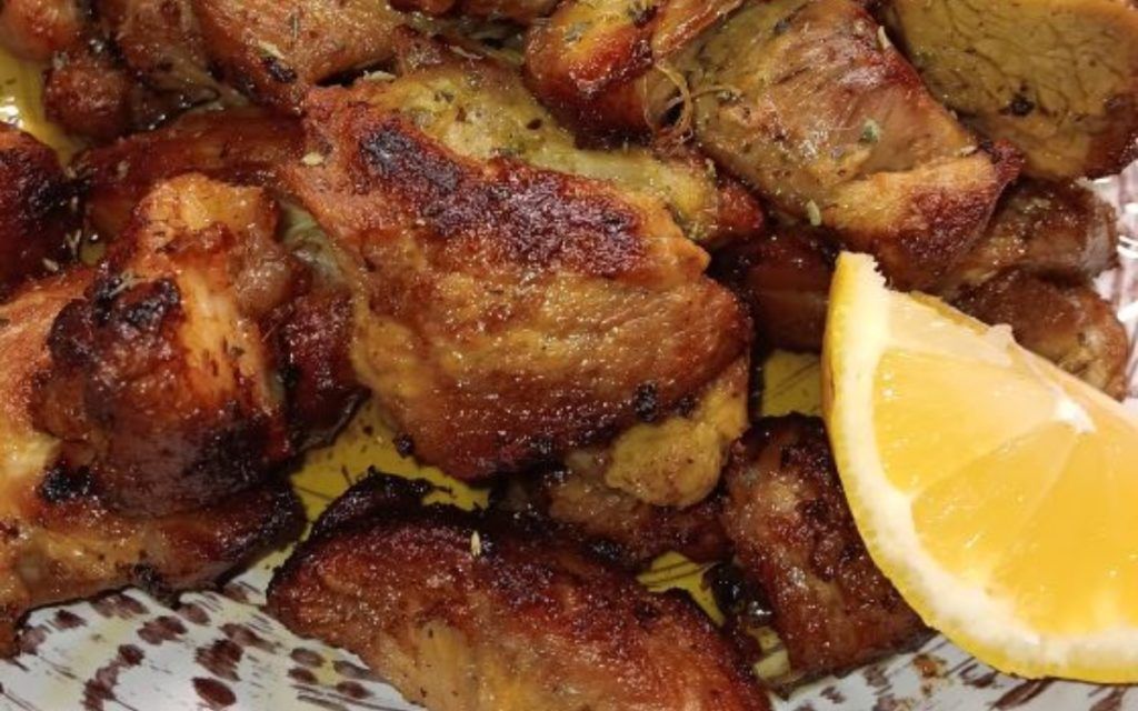 Ζουμερή χοιρινή τηγανιά για το Κυριακάτικο τραπέζι