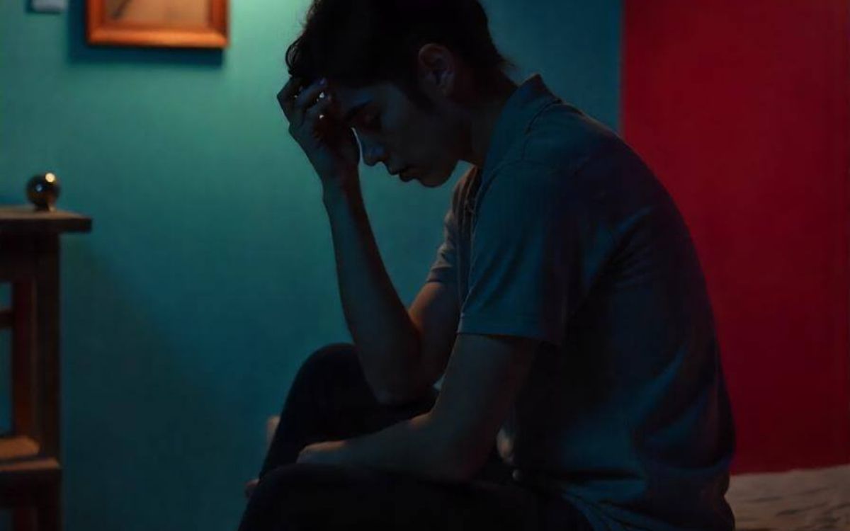 γυναίκα-μόνη-στο-δωμάτιο-