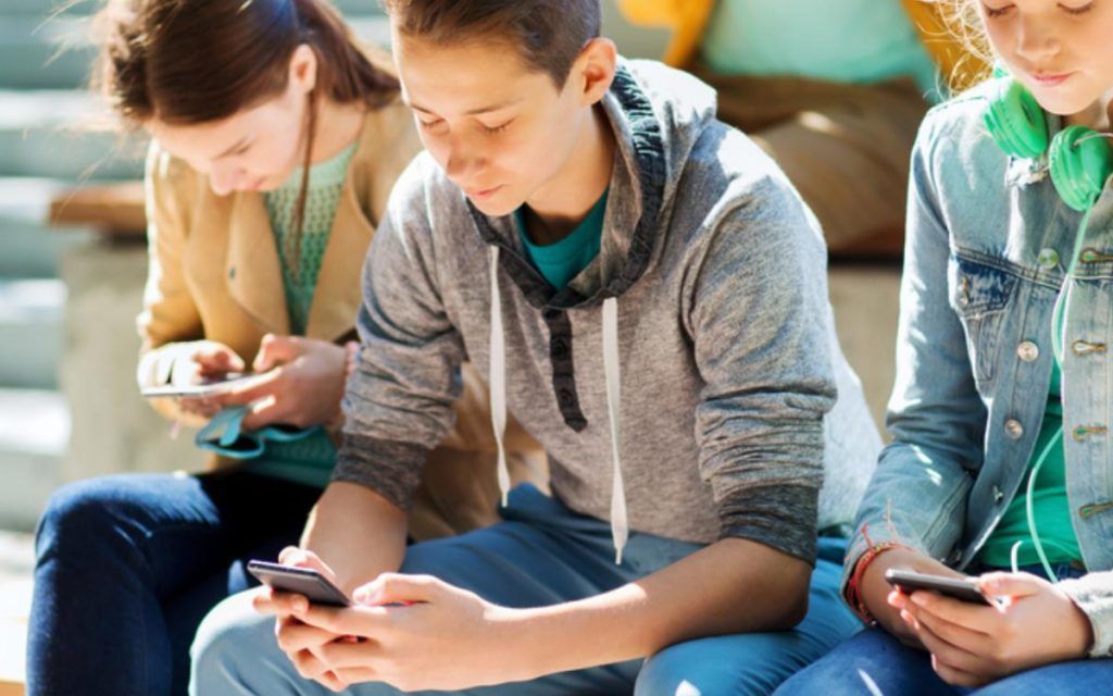 έφηβοι-με-κινητό-