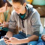 έφηβοι-με-κινητό-