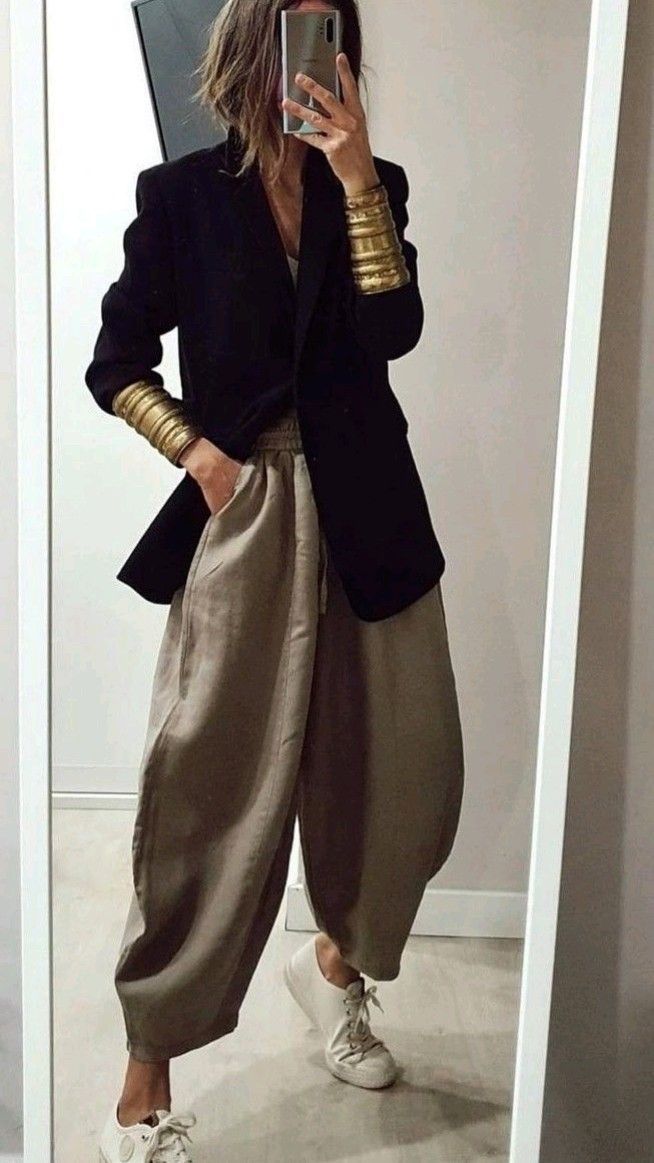 μπεζ-balloon pant-με-χρυσά κοσμήματα-