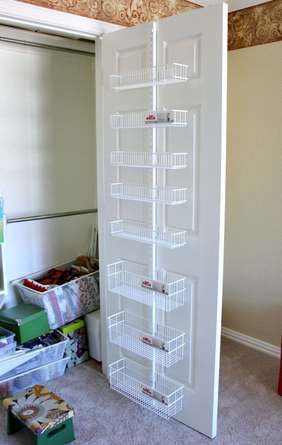 ραφιέρα-κρεμασμένη-σε-πόρτα