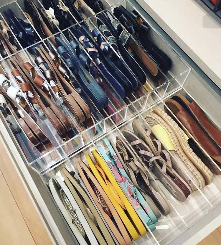 παπούτσια-μέσα-σε-ειδικά-διαχωριστικά