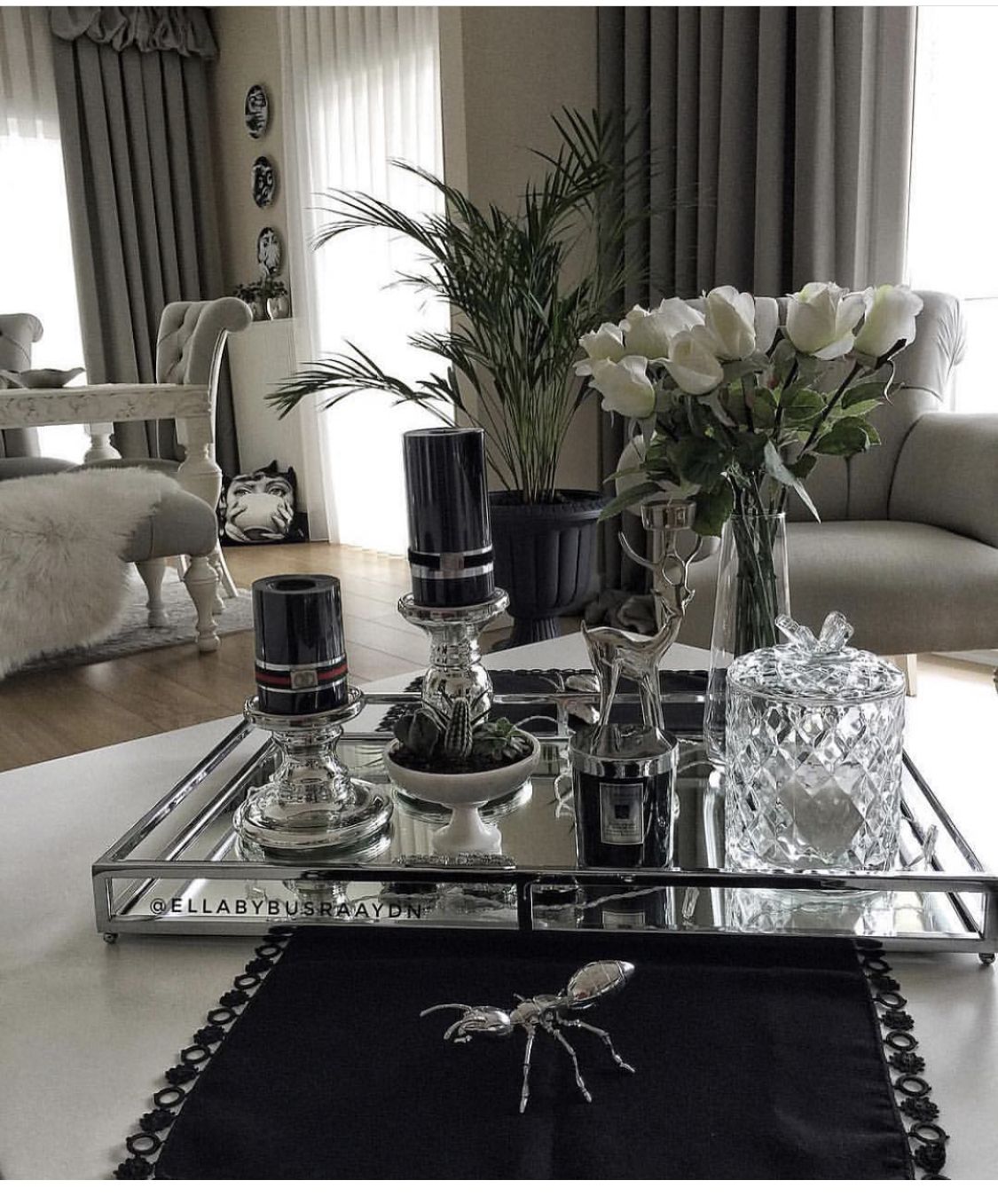 γυάλινος-διακοσμητικός δίσκος-με-κεριά-και-ασημικά- γυάλινος-διακοσμητικός δίσκος-με-κεριά-και-ασημικά-