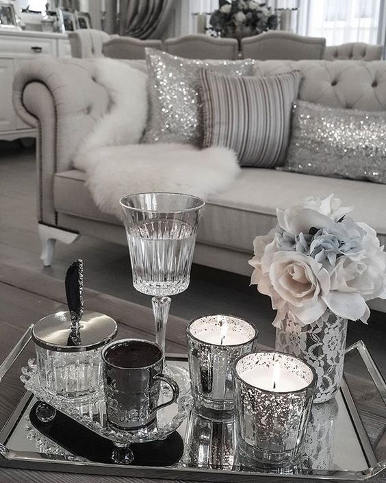 γυάλινος-δίσκος-με-κεριά-και-ασημικά-