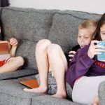 Social media detox για παιδιά: Οδηγός για γονείς για να στρώσετε τα παιδιά και πάλι στο διάβασμα