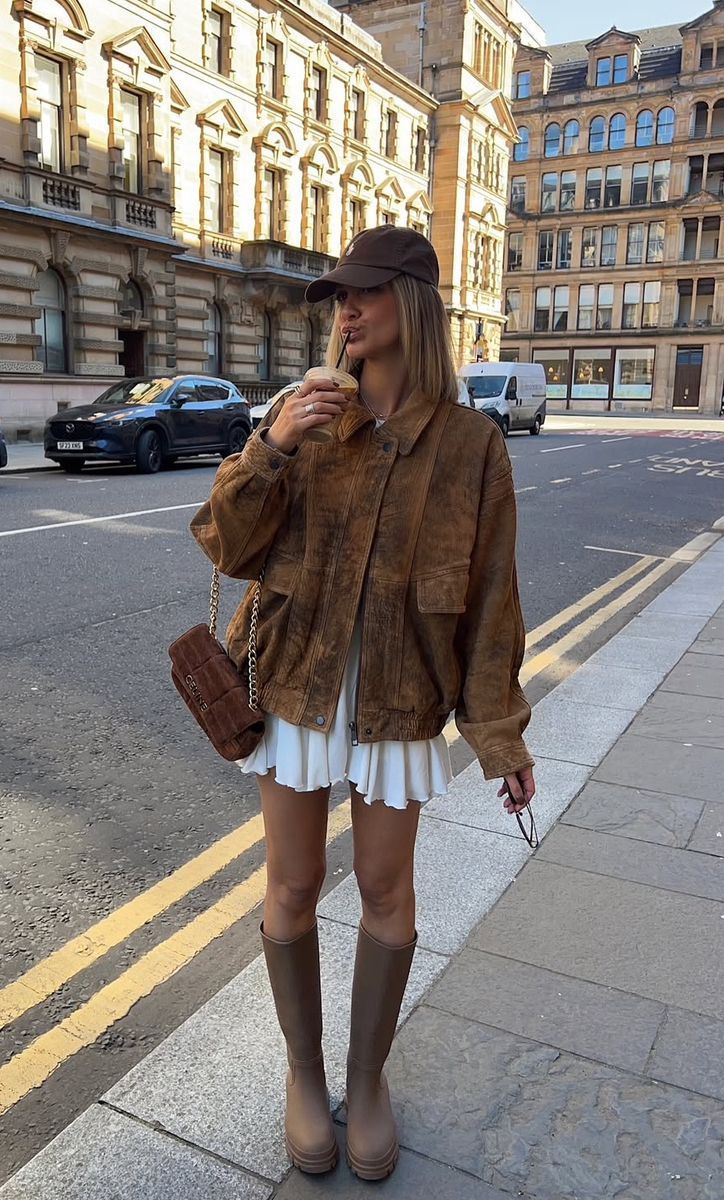 Suede-καφέ-τσαντάκι-με-πανωφόρι-και-μίνι-φούστα-