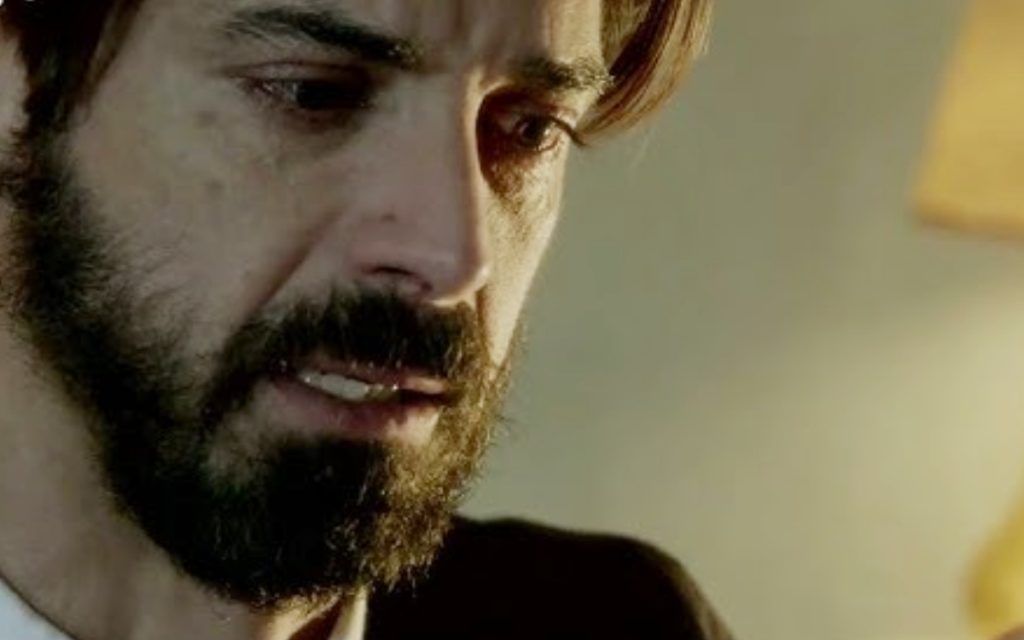 Άγιος Έρωτας: Ο πατήρ Νικόλαος δέχεται πισώπλατη μαχαιριά