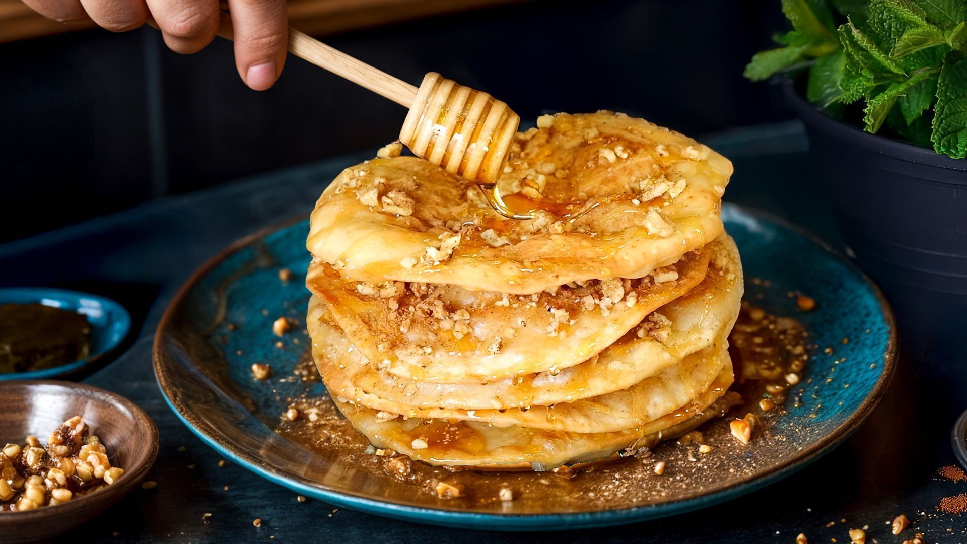 Αλευρόπιτες με μέλι και καρύδια για πρωινό