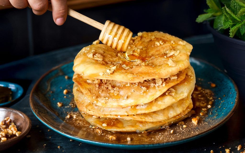 Αλευρόπιτες με μέλι και καρύδια για πρωινό