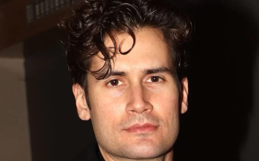 Αναστάσης Ροϊλός: Με μούσι και ελαφρώς πιο μακριά μαλλιά είναι πιο κούκλος από ποτέ